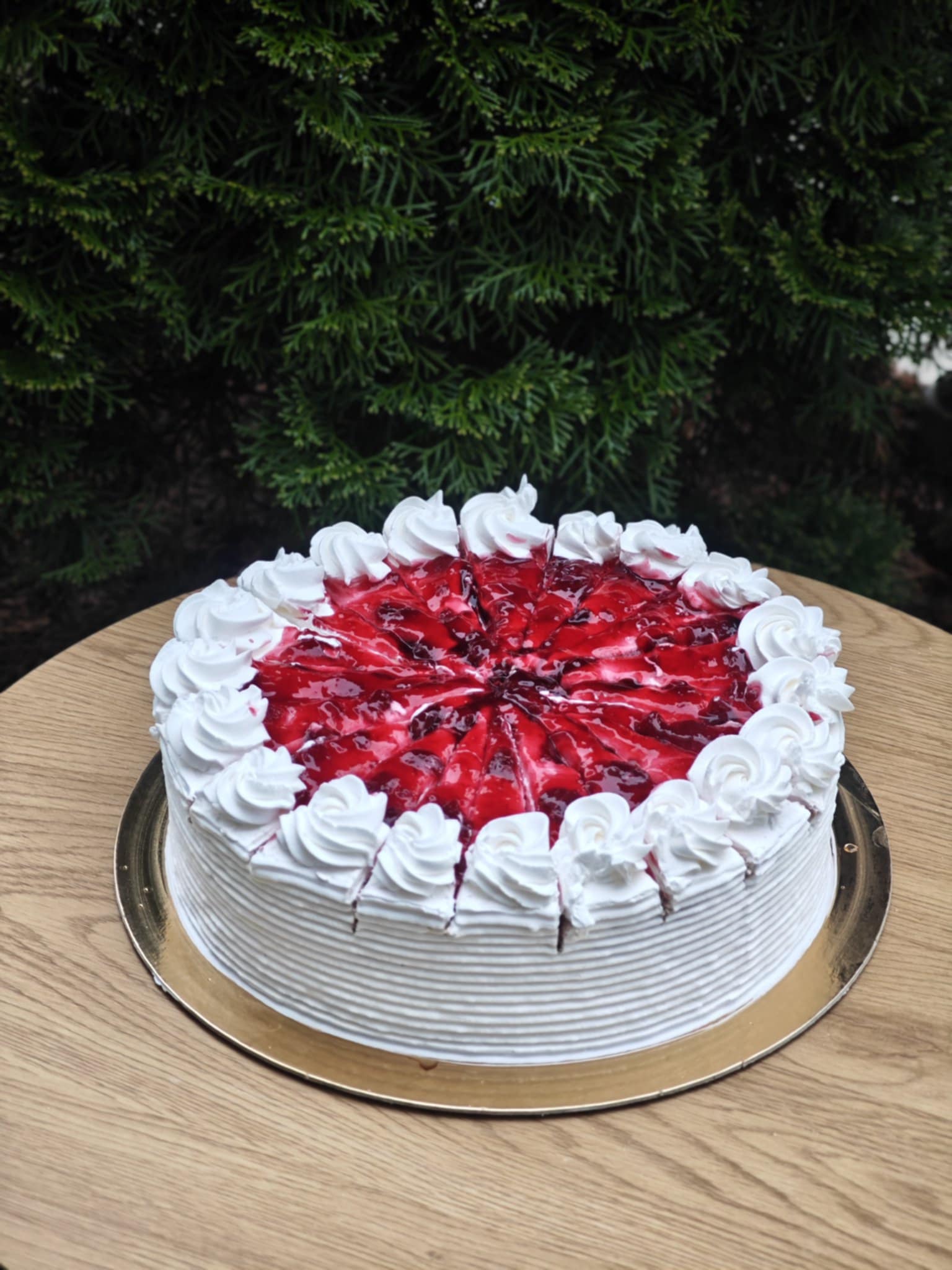 Svježe pripremljena torta Čoko Višnja za proslavu