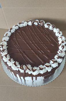 Elegantno dekorisana torta od čokolade