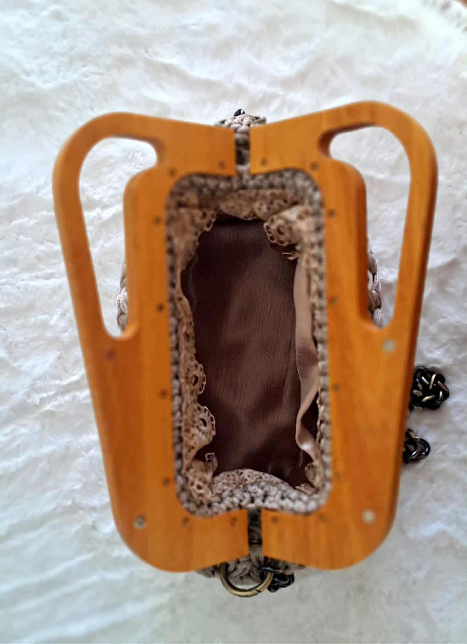 Heklana torba sa drvenom ručkom – Elegancija kroz ručni rad - Image 3