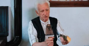 Vehab Halilović u radionici čibučarstva u Goduši kod Visokog